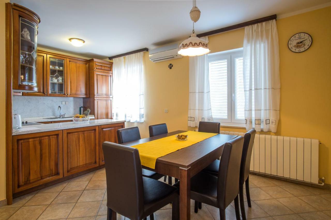 Appartement Apartman Cubranic à Vrbnik Extérieur photo
